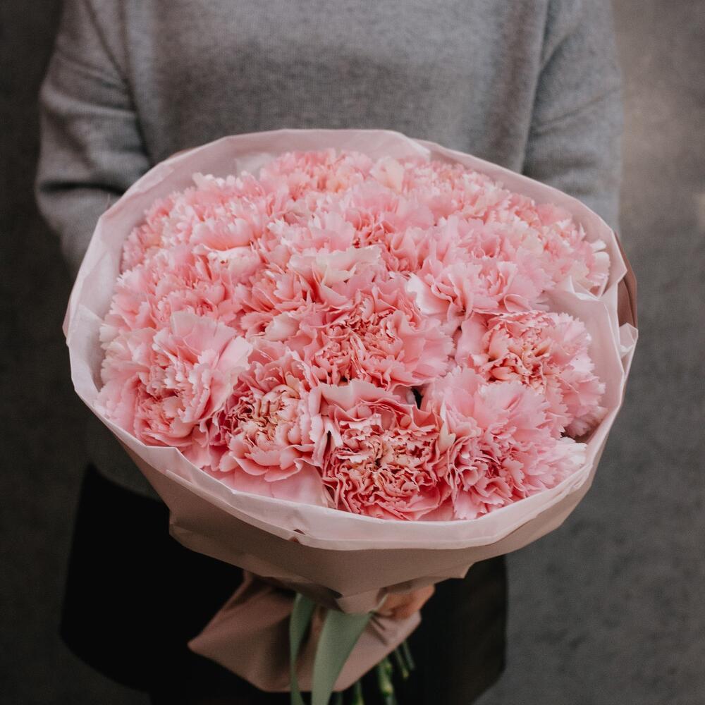 Букет из 35 розовых гвоздик в стильном оформлении
