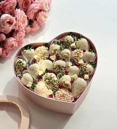 Клубничный бокс "Мерси" клубника в белом шоколаде с орешками в коробке в форме сердца