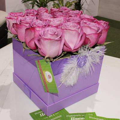 Квадратная коробка с пером и розой 3
