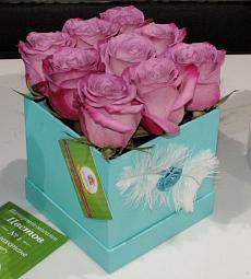 Квадратная коробка с пером и розой