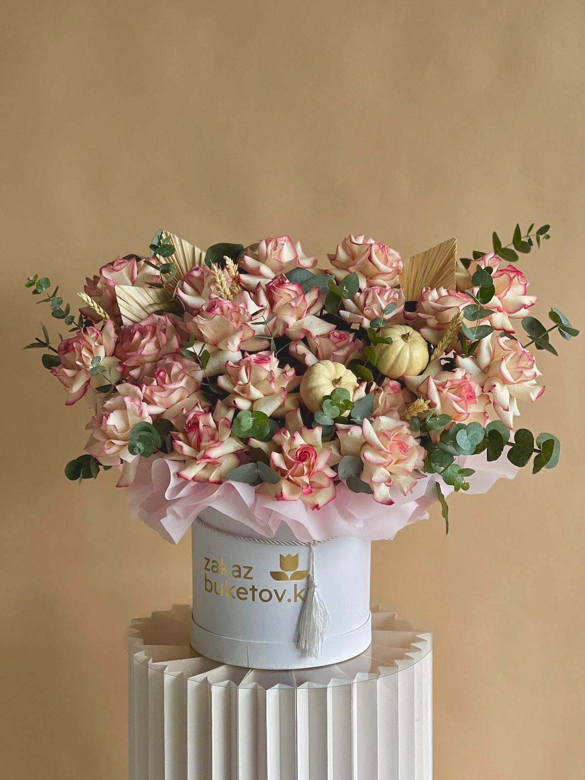 Композиция "Рэйо" из роз, кукурбиты и сухоцветов в коробке