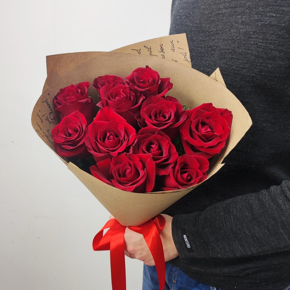 11 голландских роз в крафтовом оформлении. 