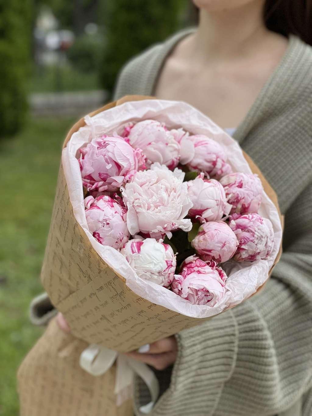 11 розовых голландских пионов  в оформлении