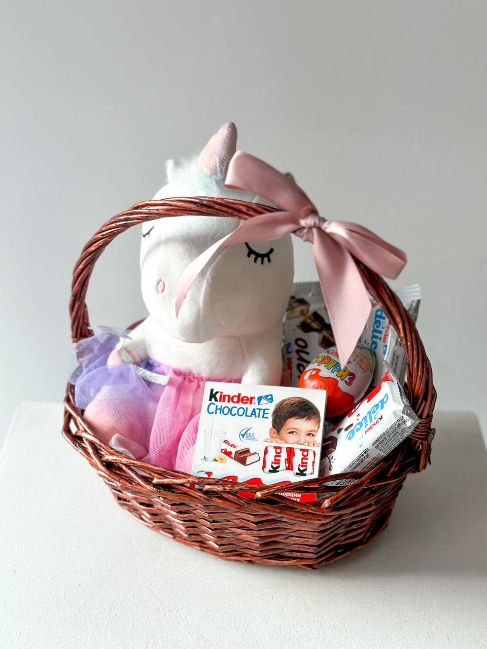 Подарочная корзина "Pink Heart" игрушечный единорог со сладостями kinder
