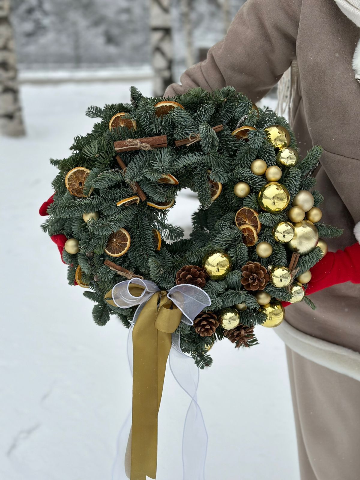 Венок "Golden Glitz" из нобилиса с шарикаами и цукатами