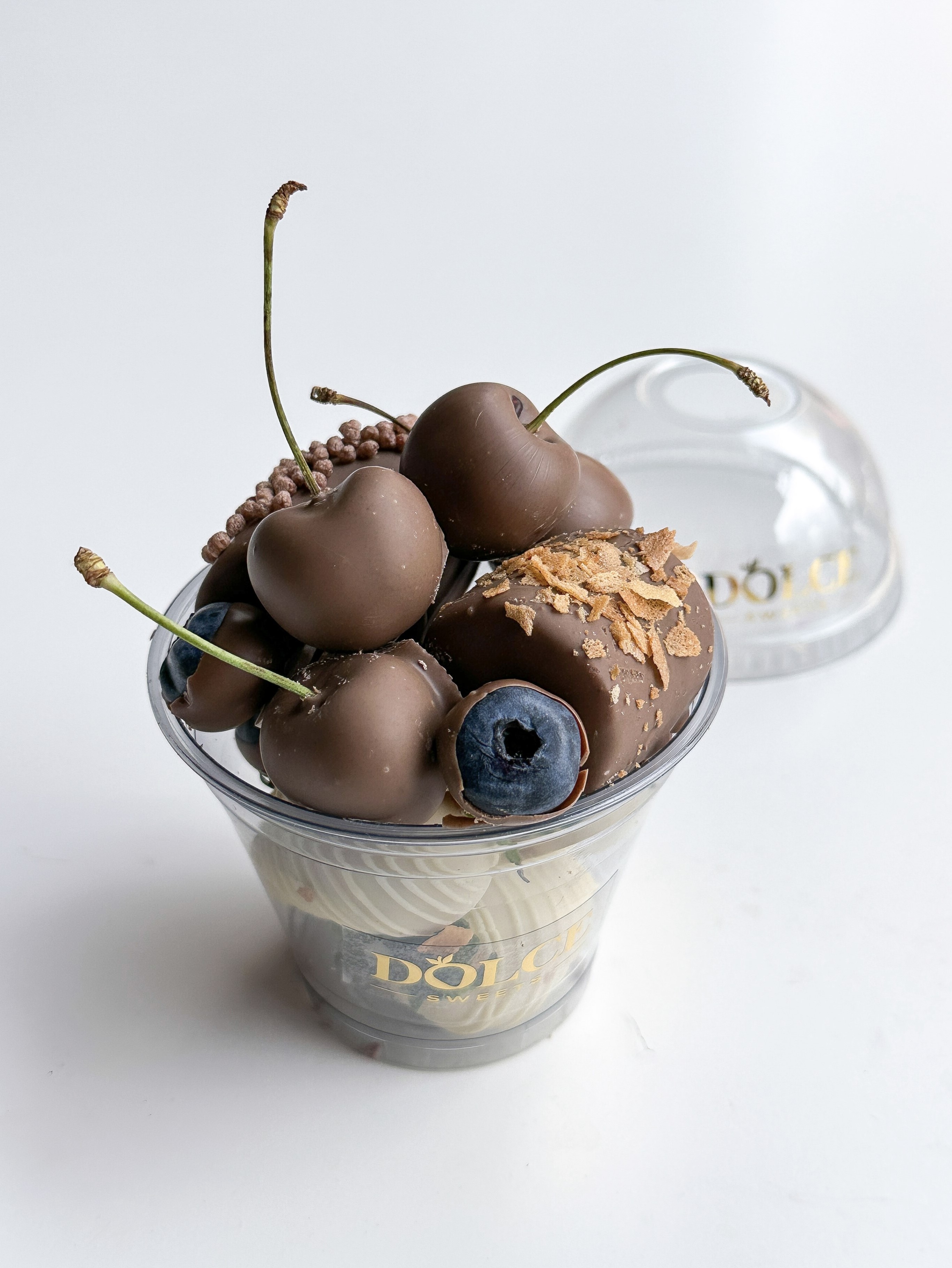 "Стакан Ассорти" клубника, голубика, банан и черешня в шоколаде