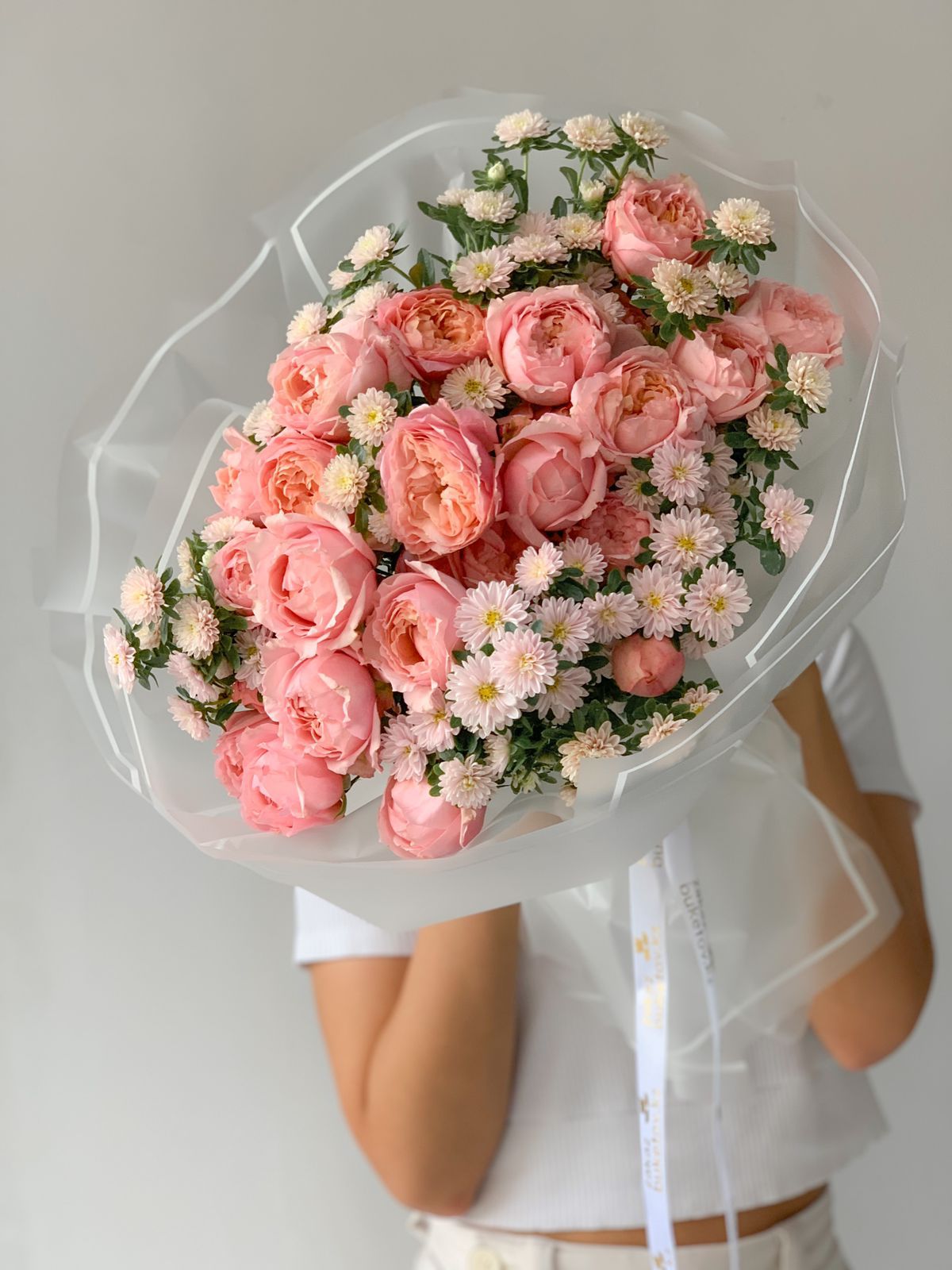 Букет "Нинель" из астры и пионовидных спрей роз