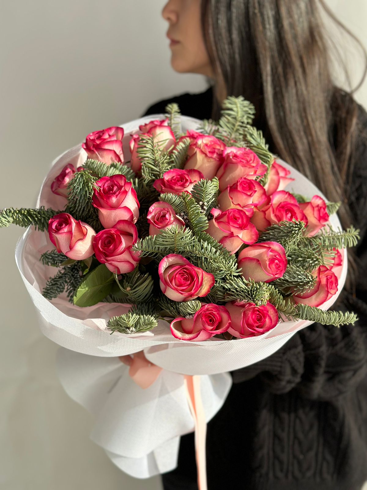 Букет "Winter Elegance" из роз и нобилиса 