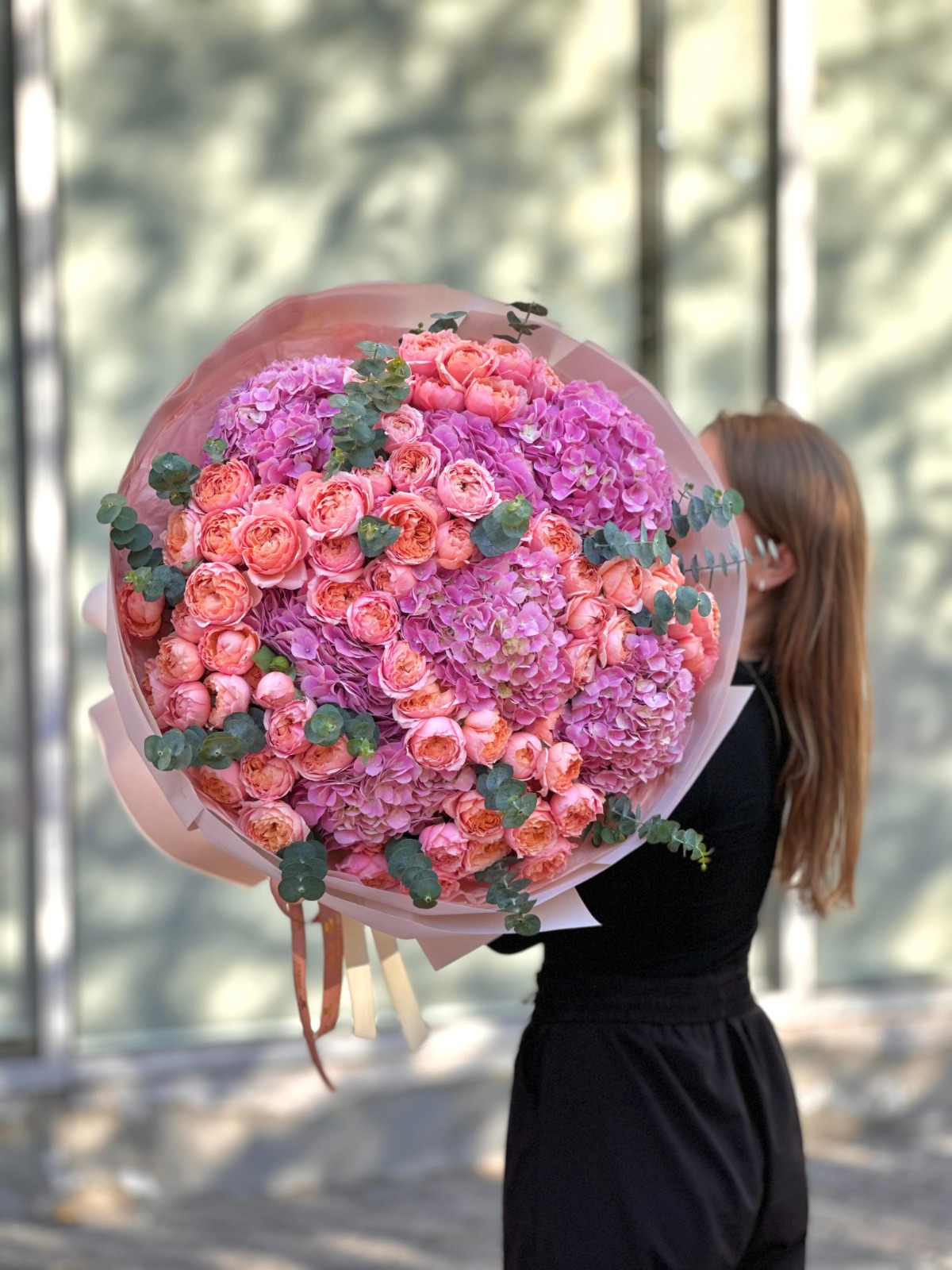 Букет "Aesthetic" L из гортензий и пионовидных спрей роз