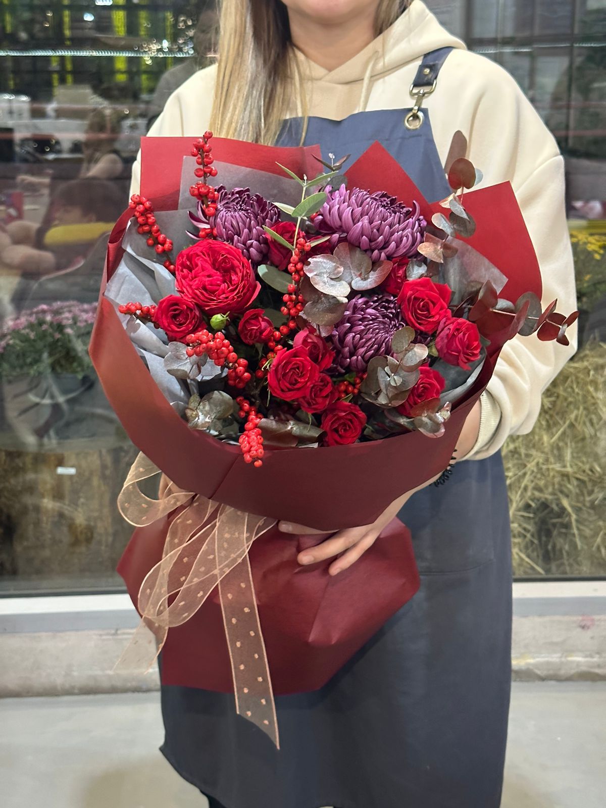 Композиция "Эммануэль" из роз, хризантем и илекса