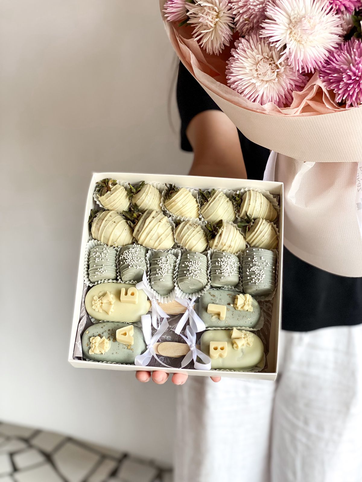 Сет 'Schoolastic' букет астр и фрукты в шоколаде