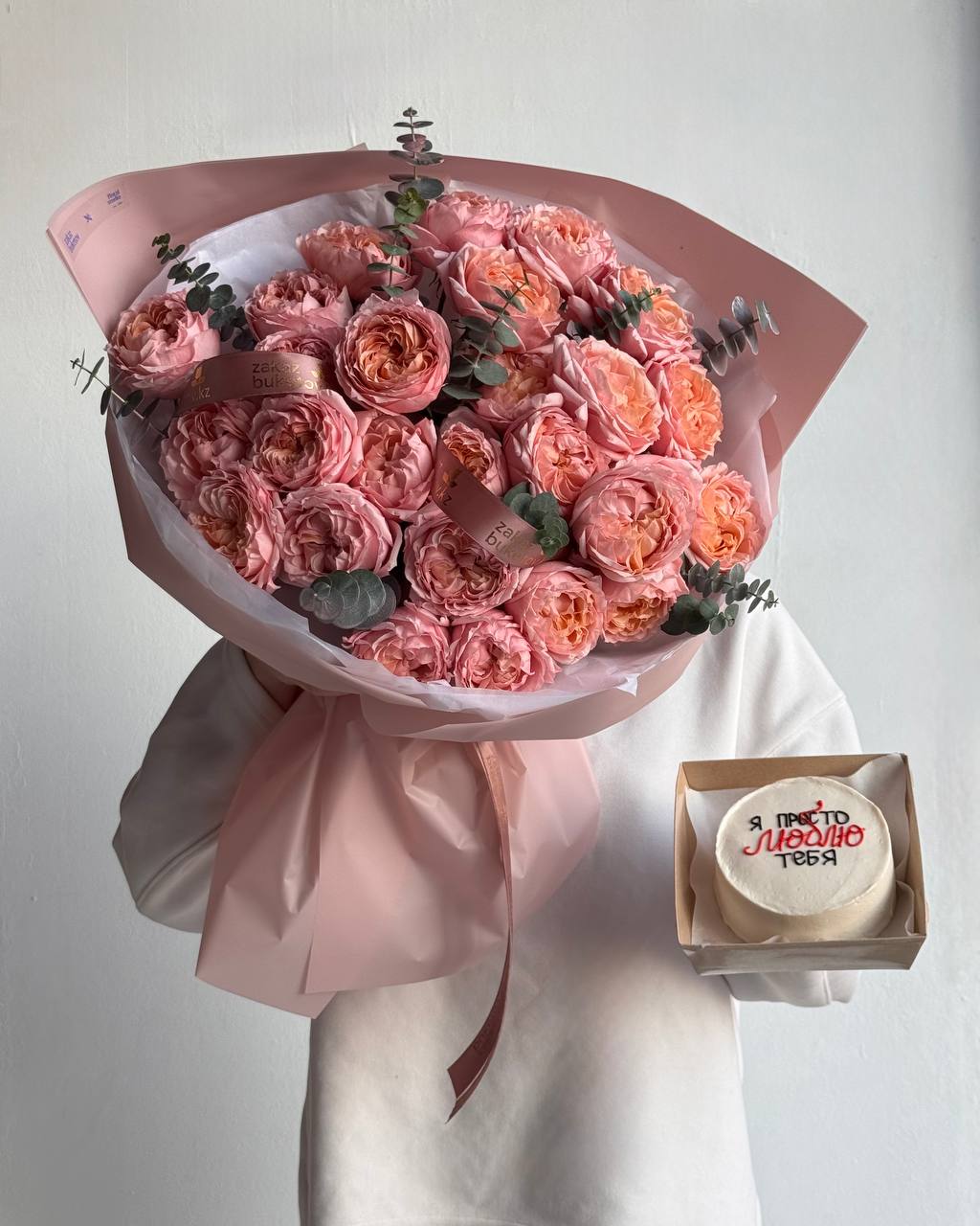 Сет "Огненный" букет из 7 пионовидных спрей роз и бенто тортик