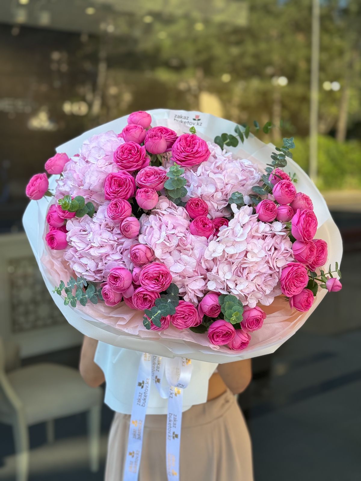 Букет "Верона" из гортензий и спрей роз