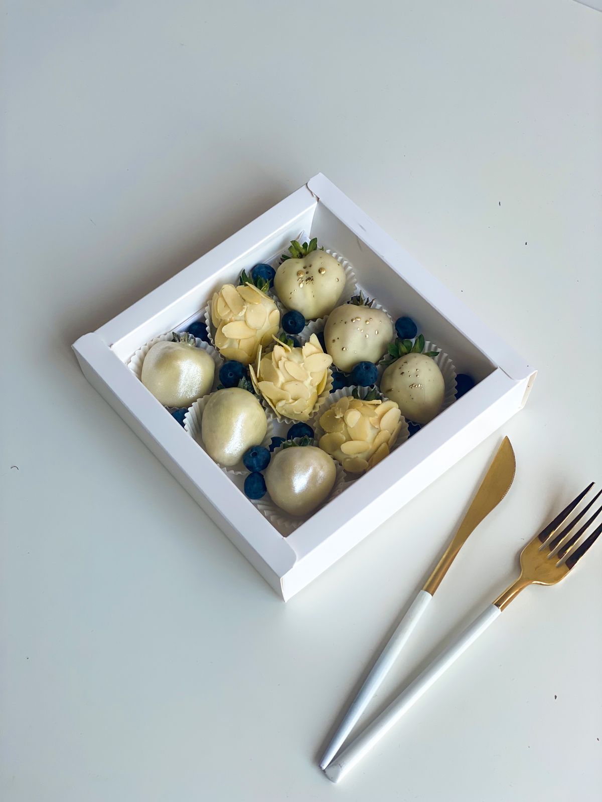 Клубничный бокс "White Light" клубника в белом шоколаде