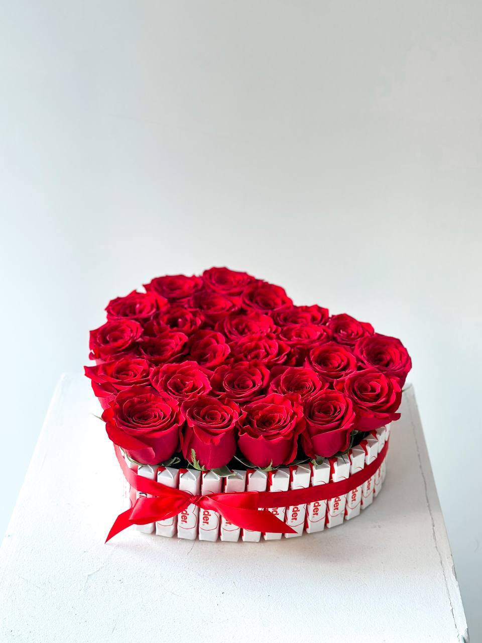 Композиция "Roses" голландские розы в коробке с шоколадом kinder