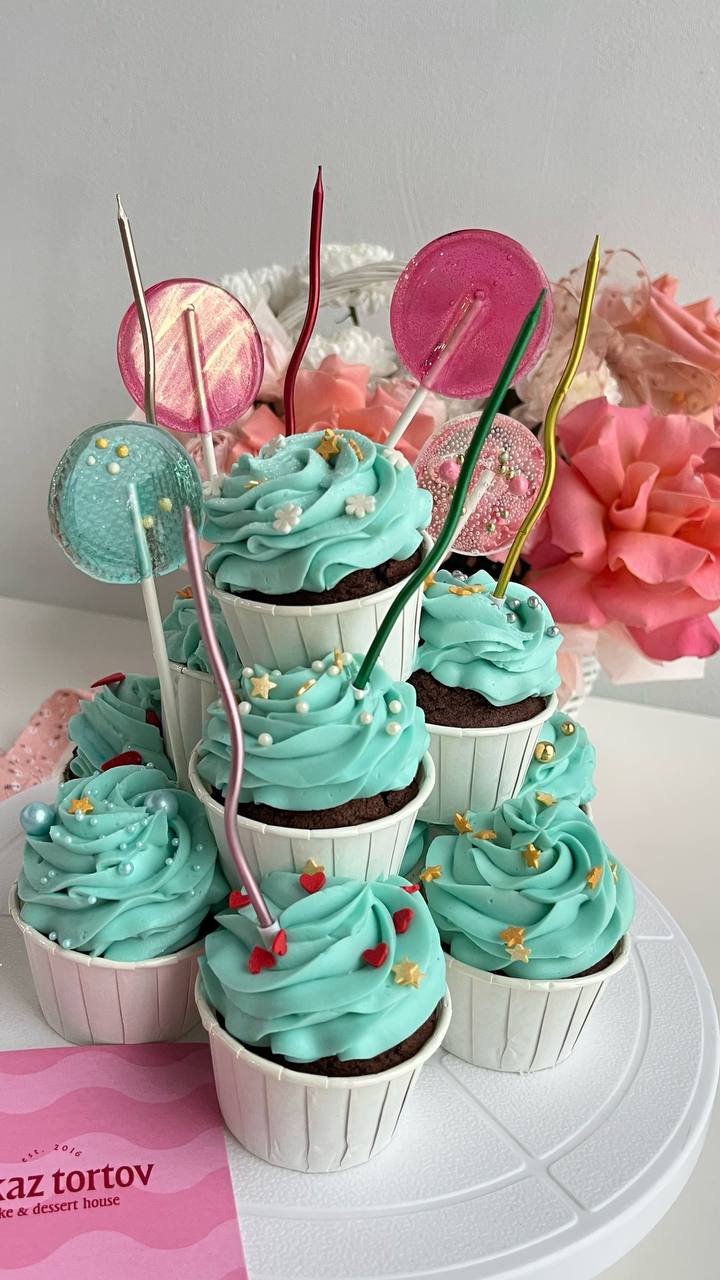 Торт из капкейков "Сладкая вершина"