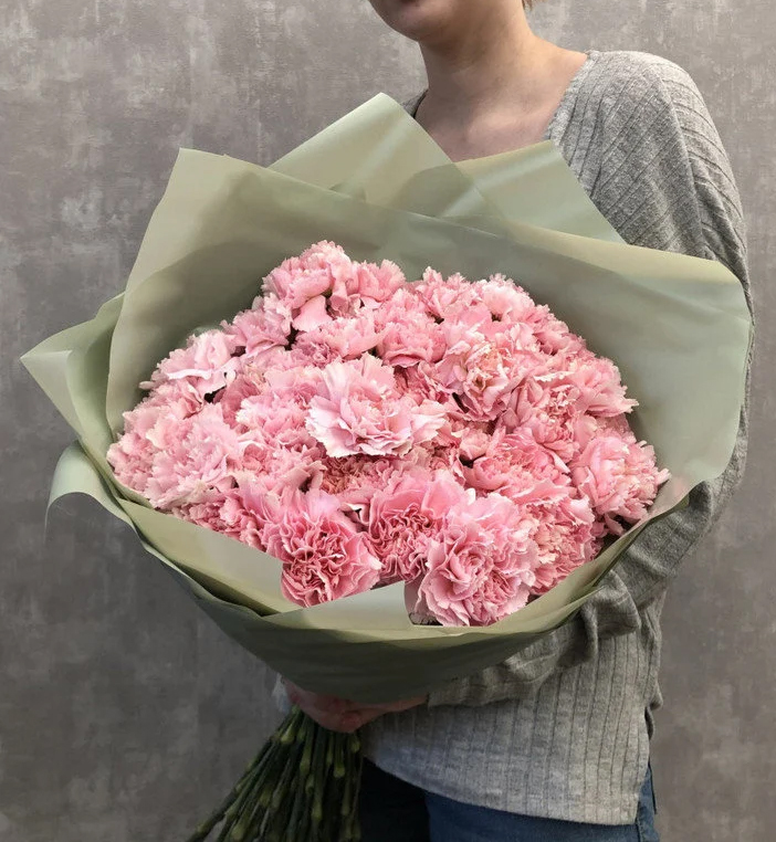 Букет из 35 розовых гвоздик в нейтральном оформлении