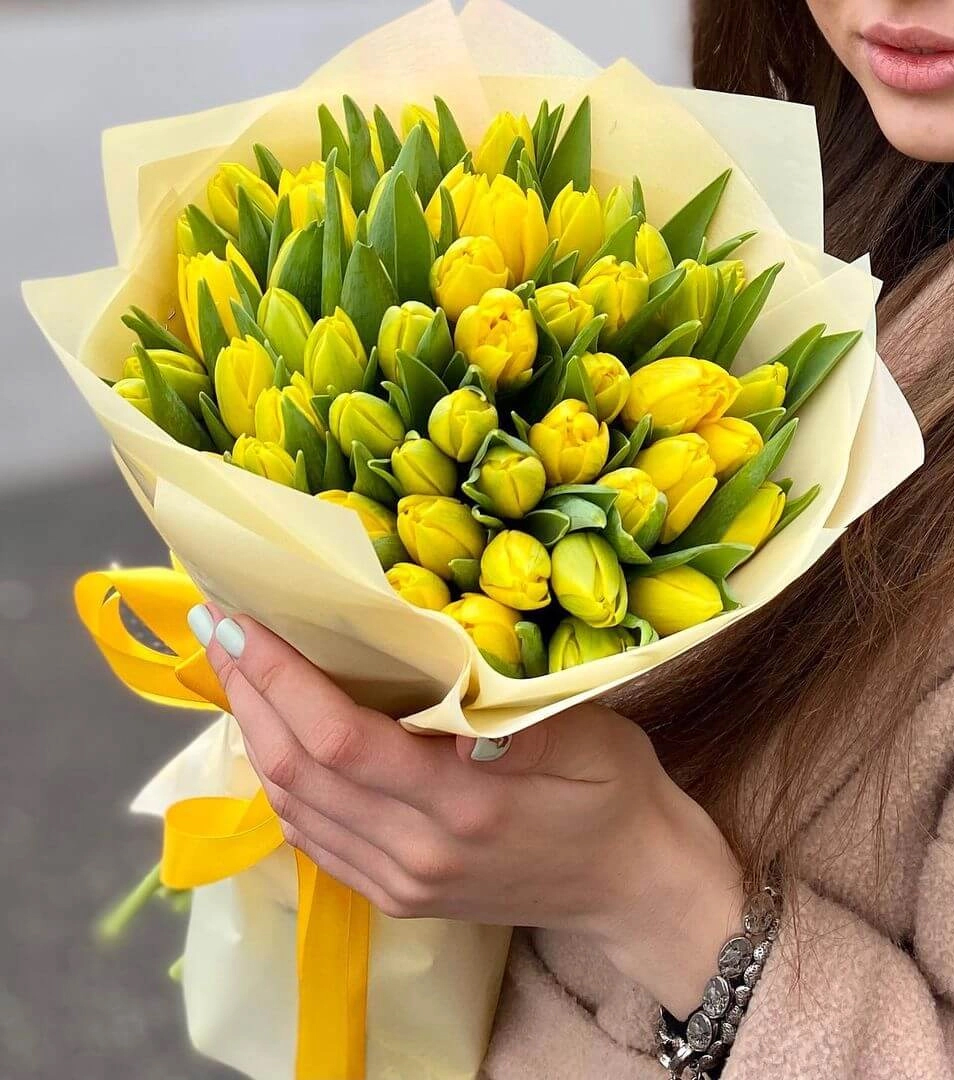 Букет из 51 желтого тюльпана в оформлении