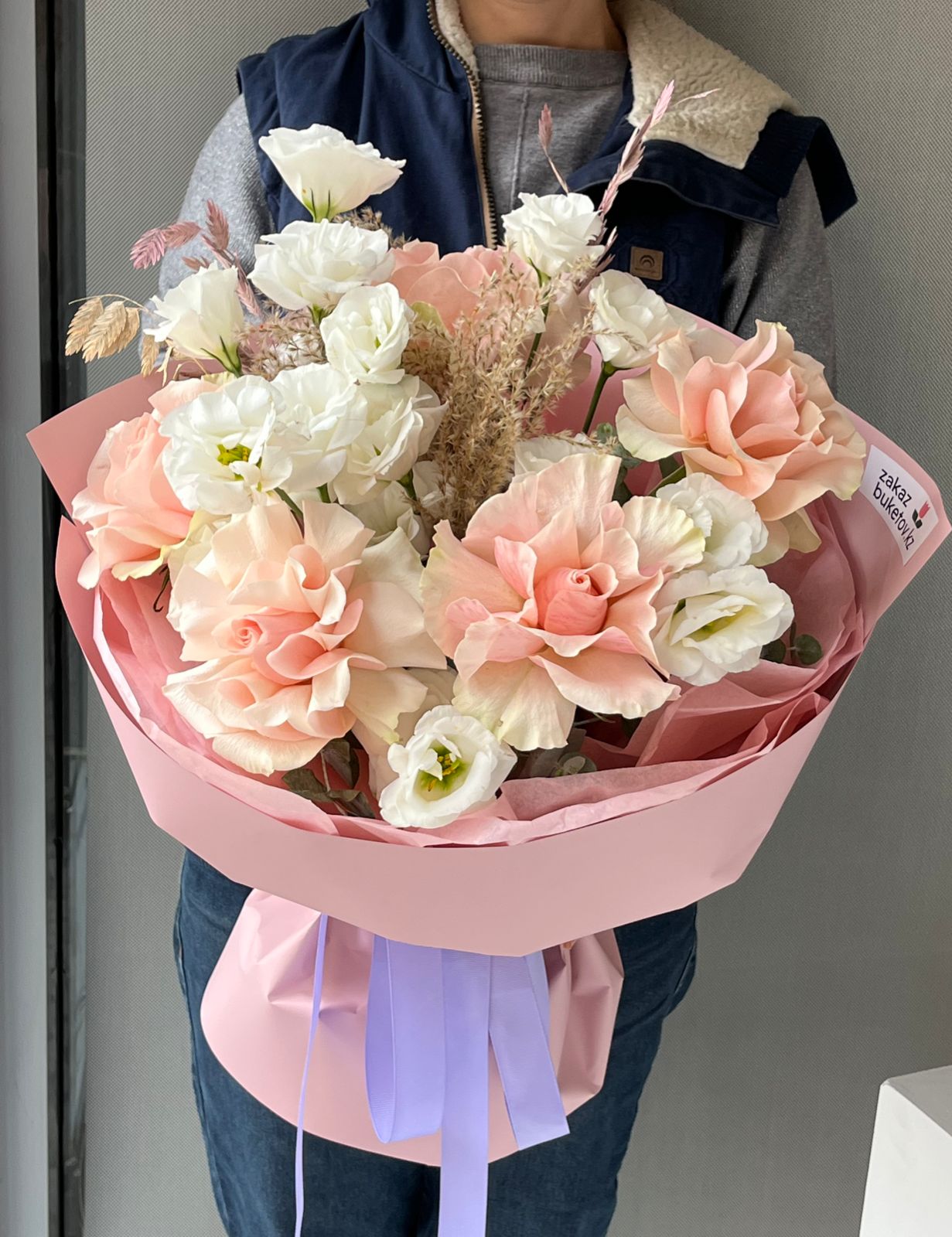 Букет «Адажио» из роз, лизиантусов и сухоцветов