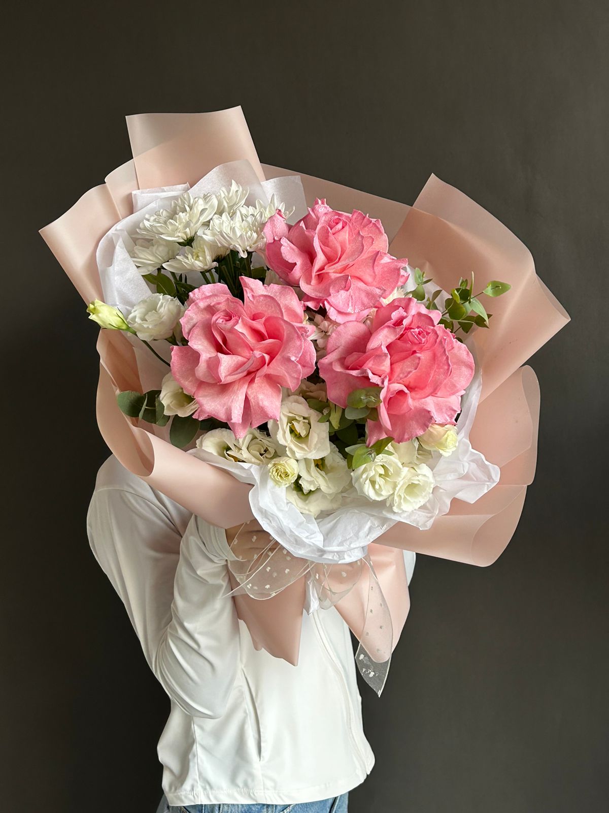 Букет "Margaret" из роз, хризантем и лизиантусов