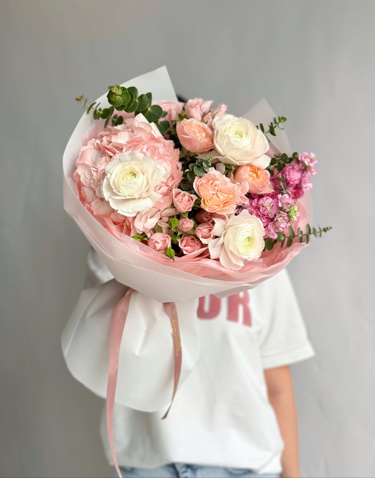 Букет "Пышное облако" из гортензии, роз, и маттиолы