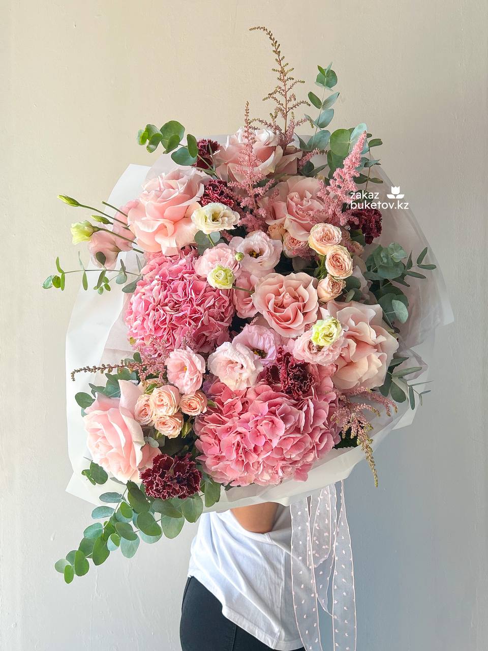 Букет "Розовая симфония" с розами, лизиантусом, гортензией и гвоздикой