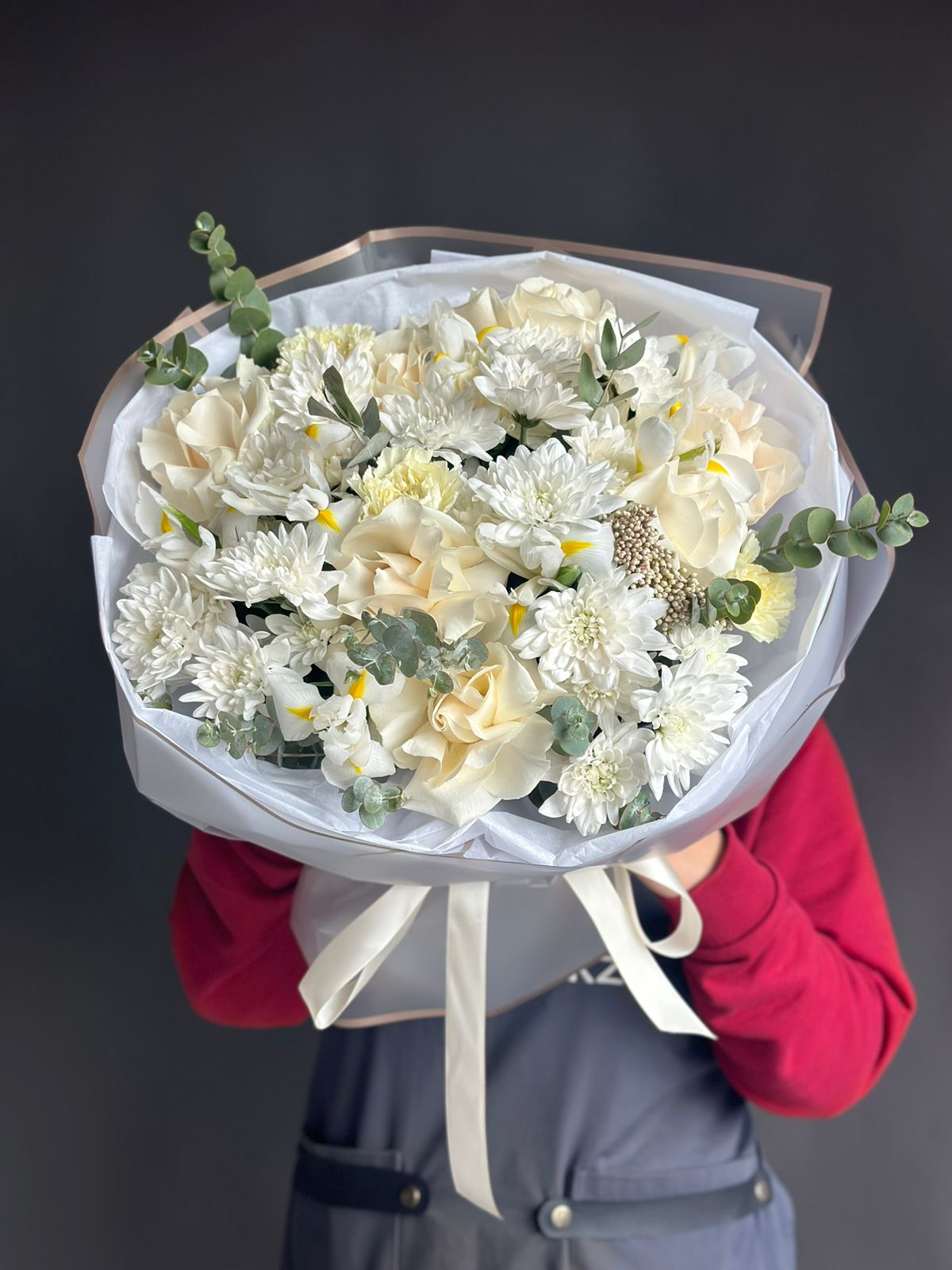 Композиция "Равшана" из роз, гвоздик, хризантем и ирисов