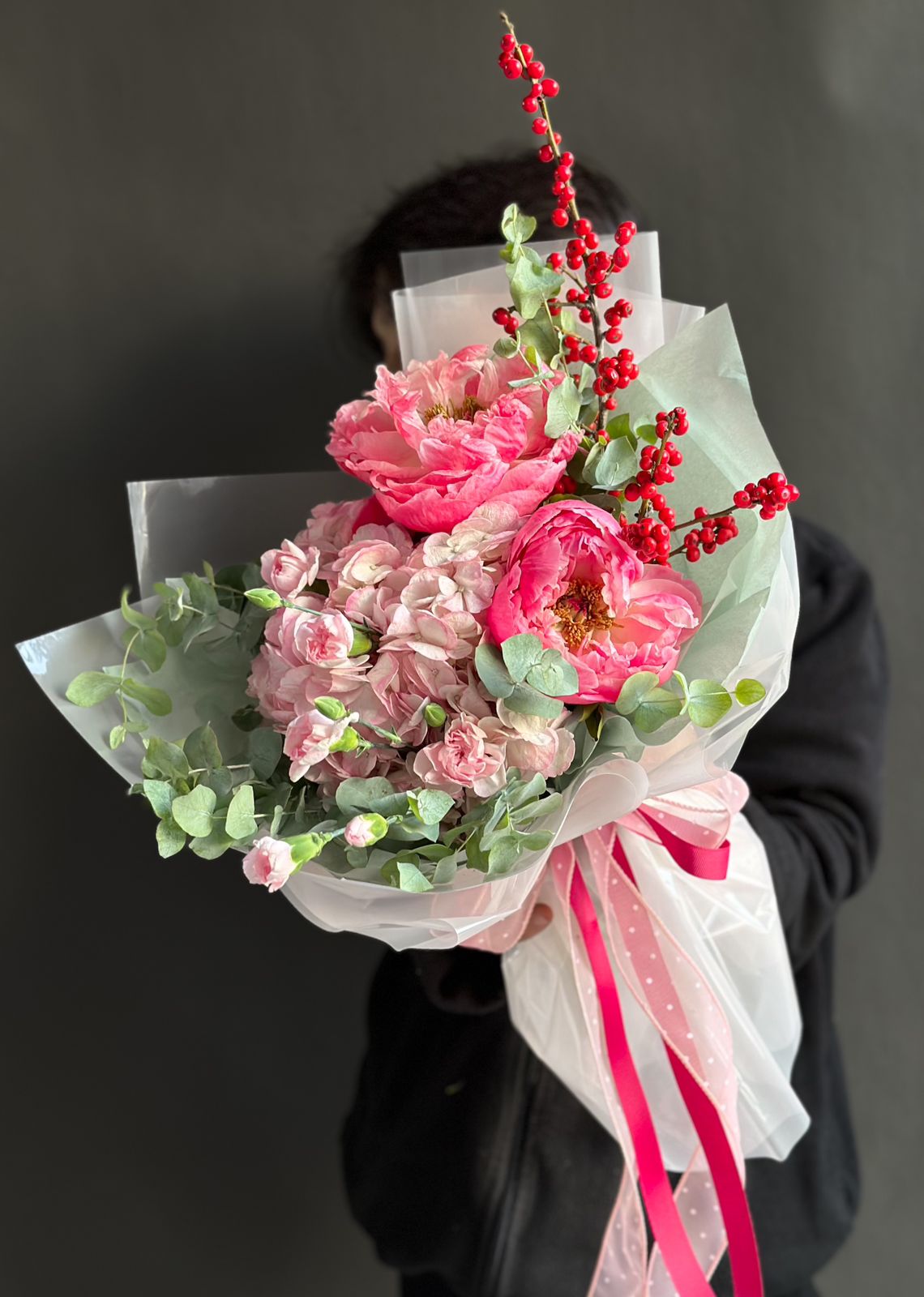 Композиция "Gossamer" из пионов, гортензии, гвоздики и илекса