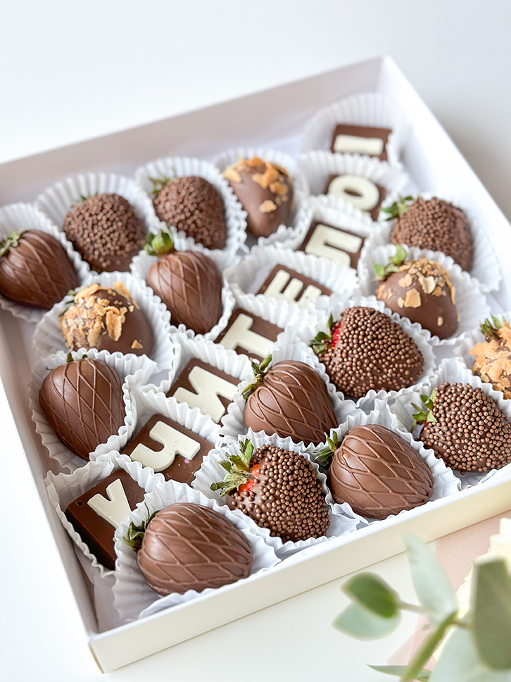 Клубничный бокс "Учителю" М клубника в белом или молочном шоколаде на выбор