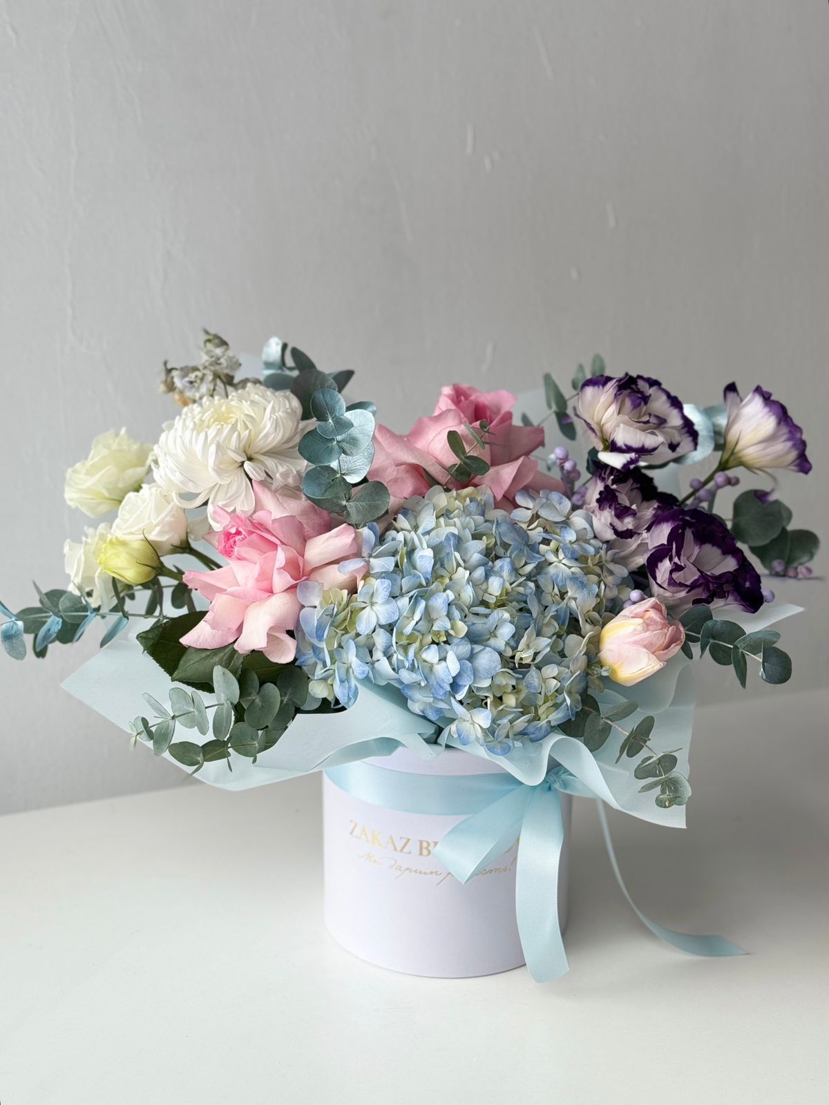 Композиция "Aisha" из гортензии, роз, лизиантусов и хризантем