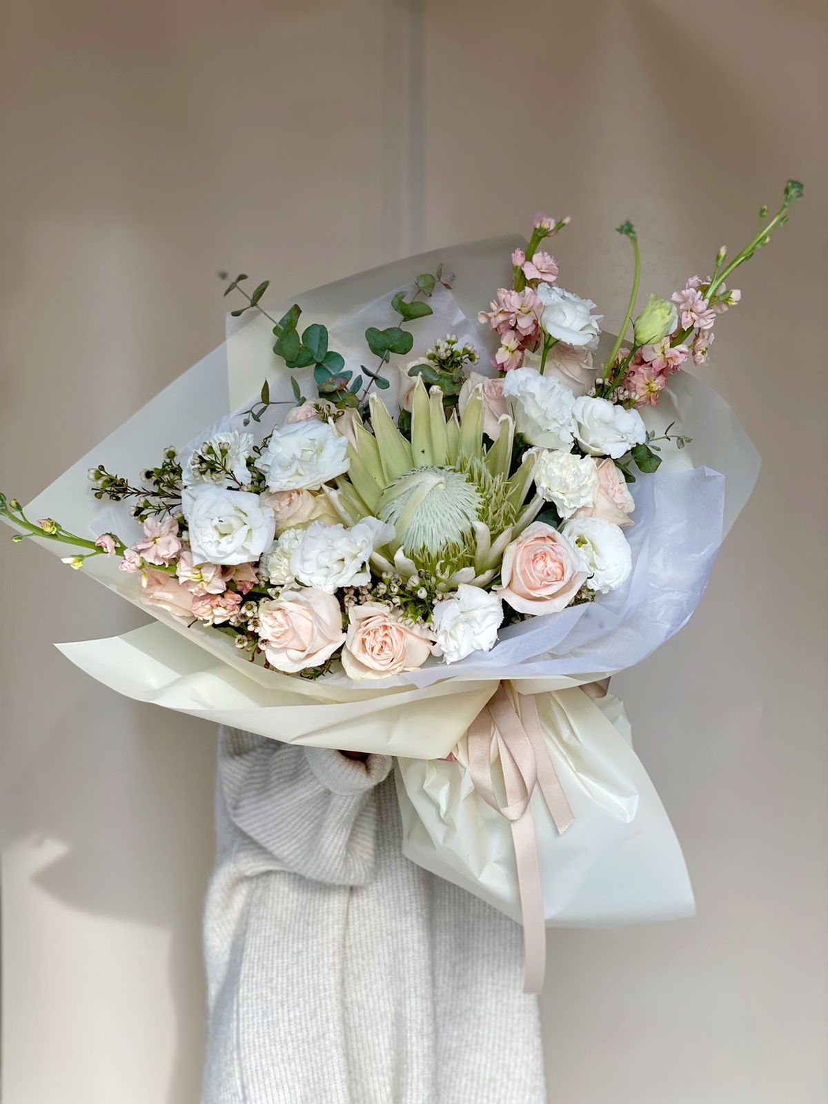 Букет с розами и  протеей "София"