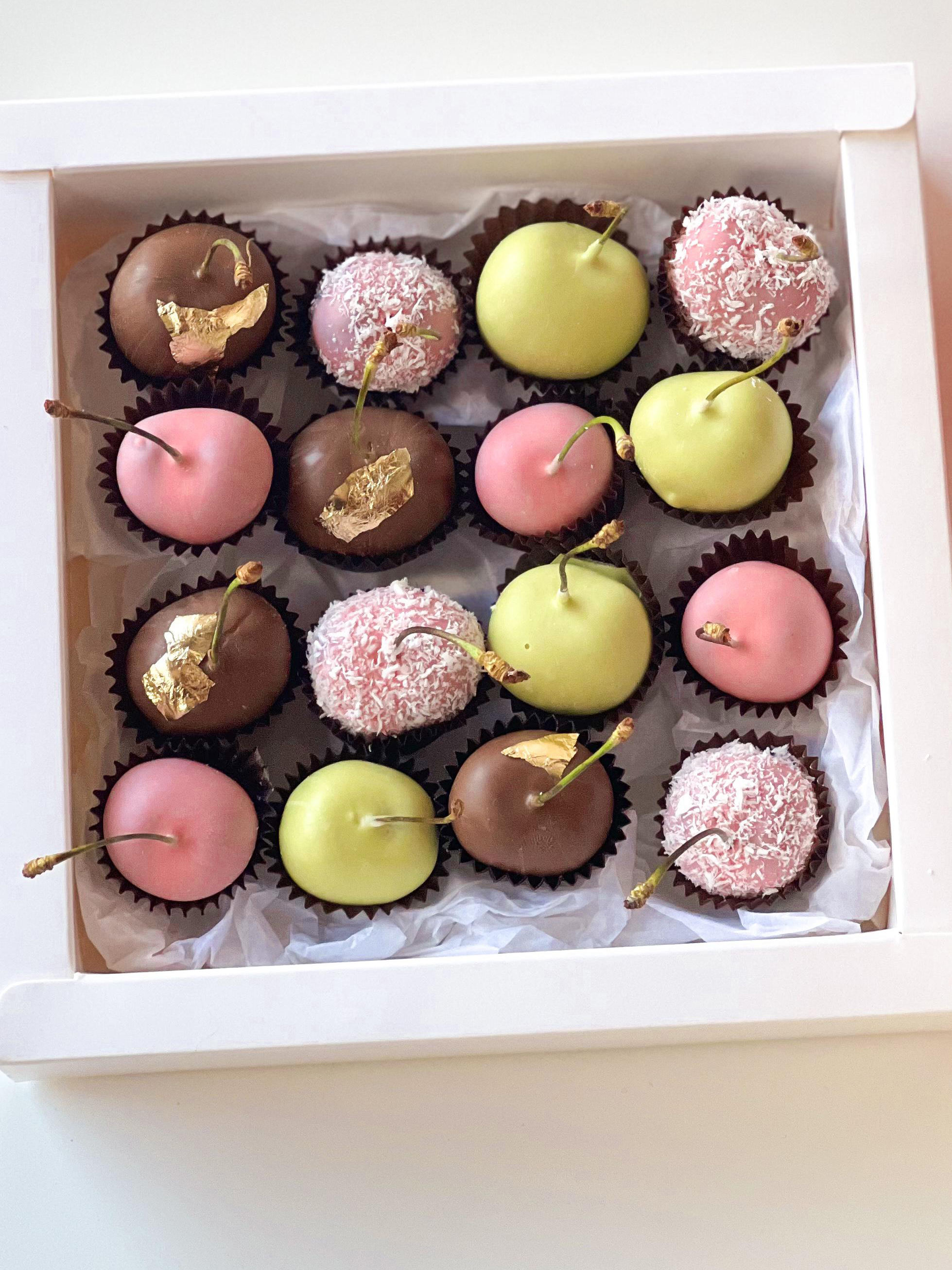 Бокс с черешней "Cherry Blossom" в молочном шоколаде