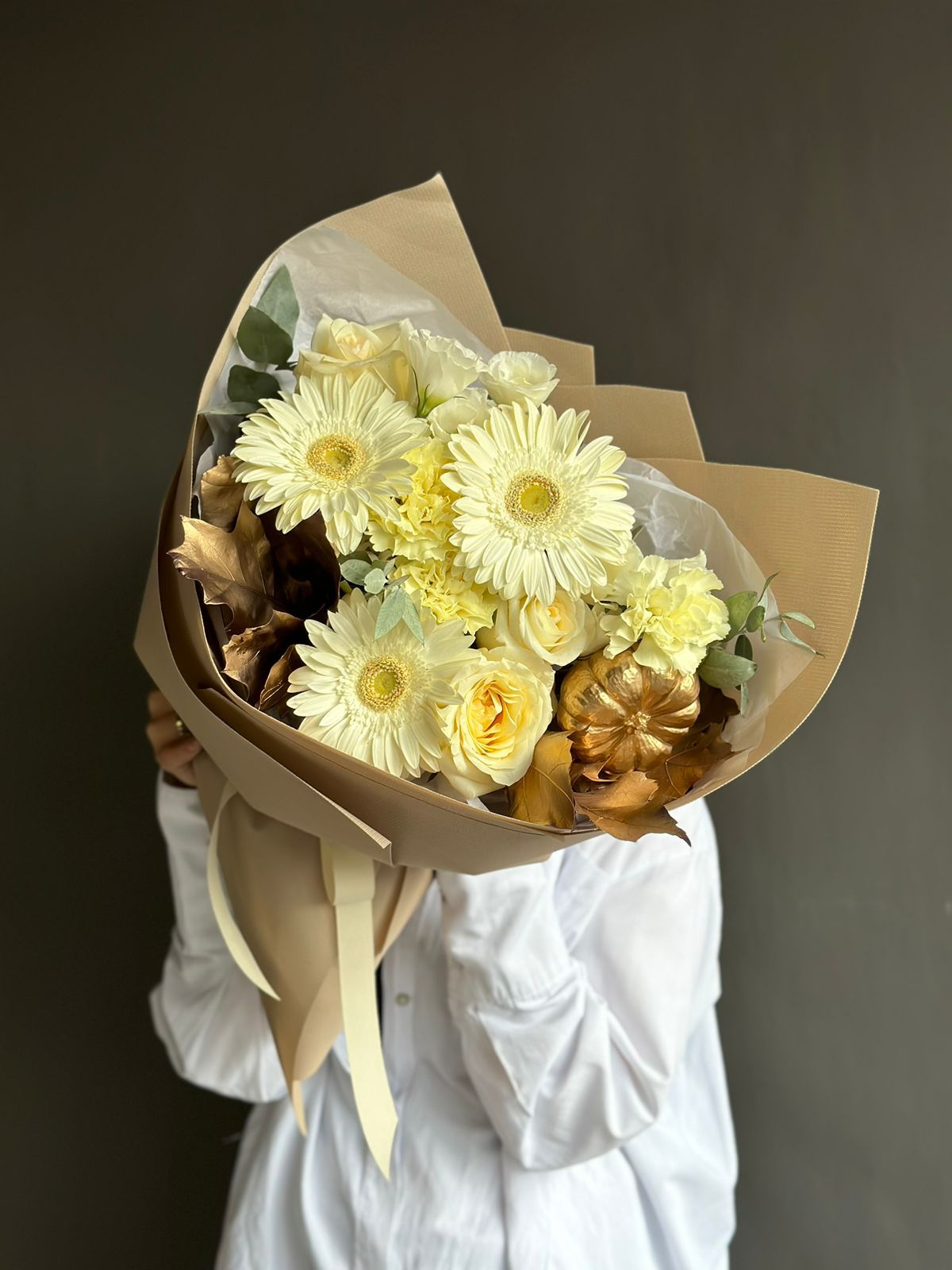 Композиция "Hampton" из роз, гвоздик, гербер и осенней зелени