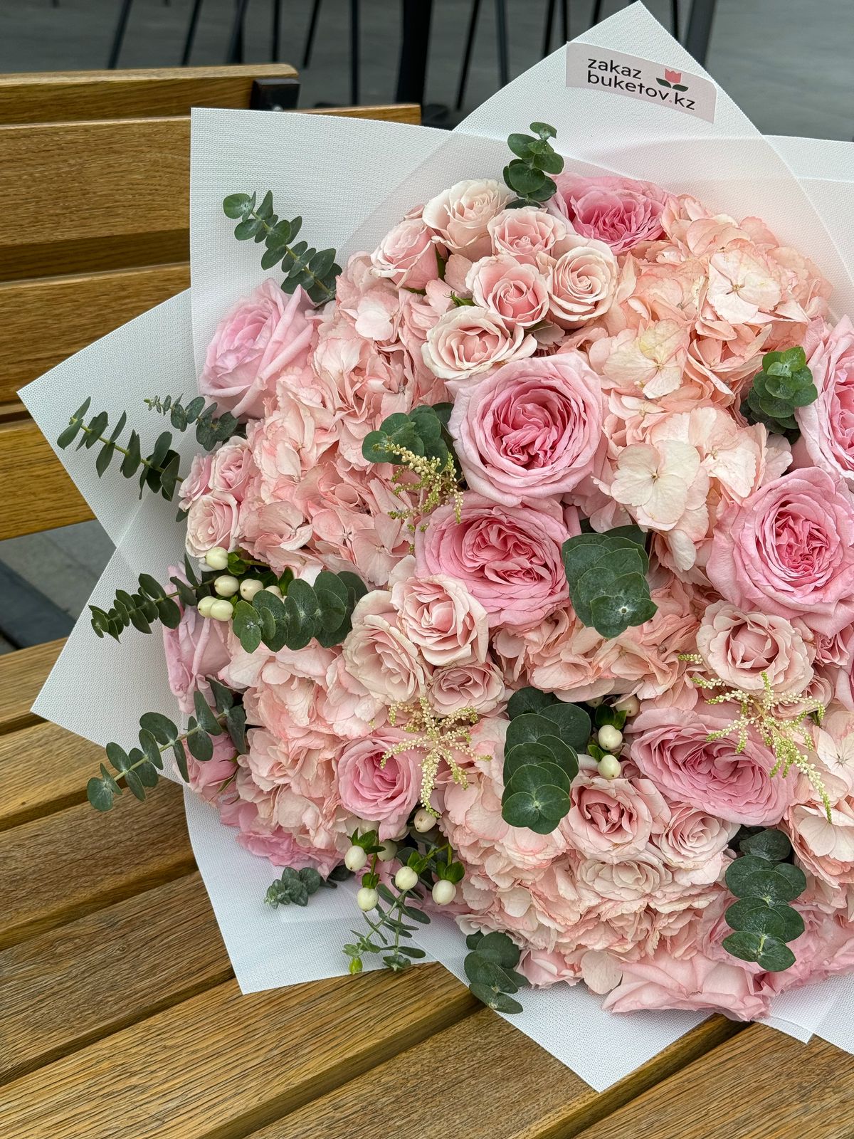 Букет "Айне" из гортензий и спрей роз