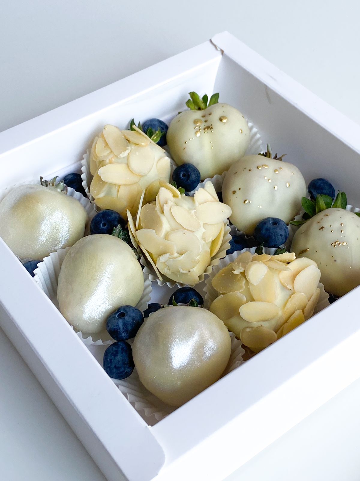 Клубничный бокс "White Light" клубника в белом шоколаде