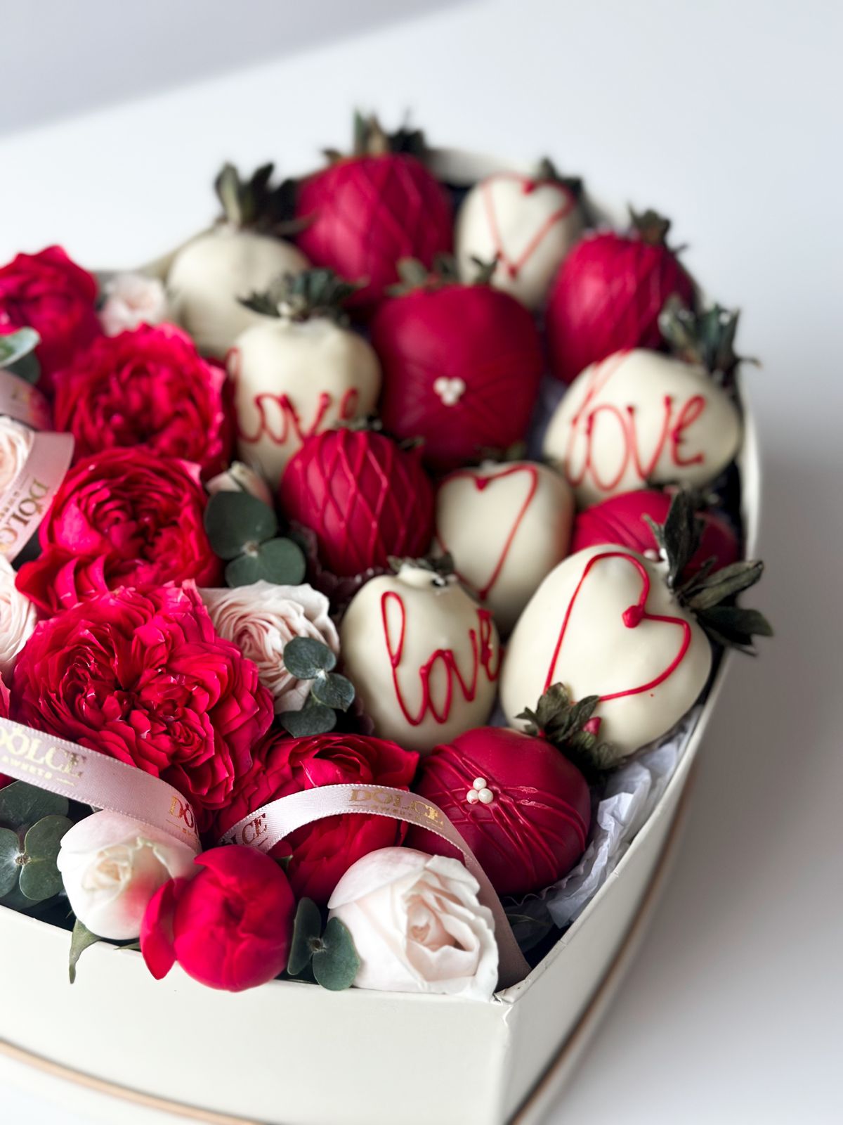 Клубничный бокс с цветами "Red Queen"