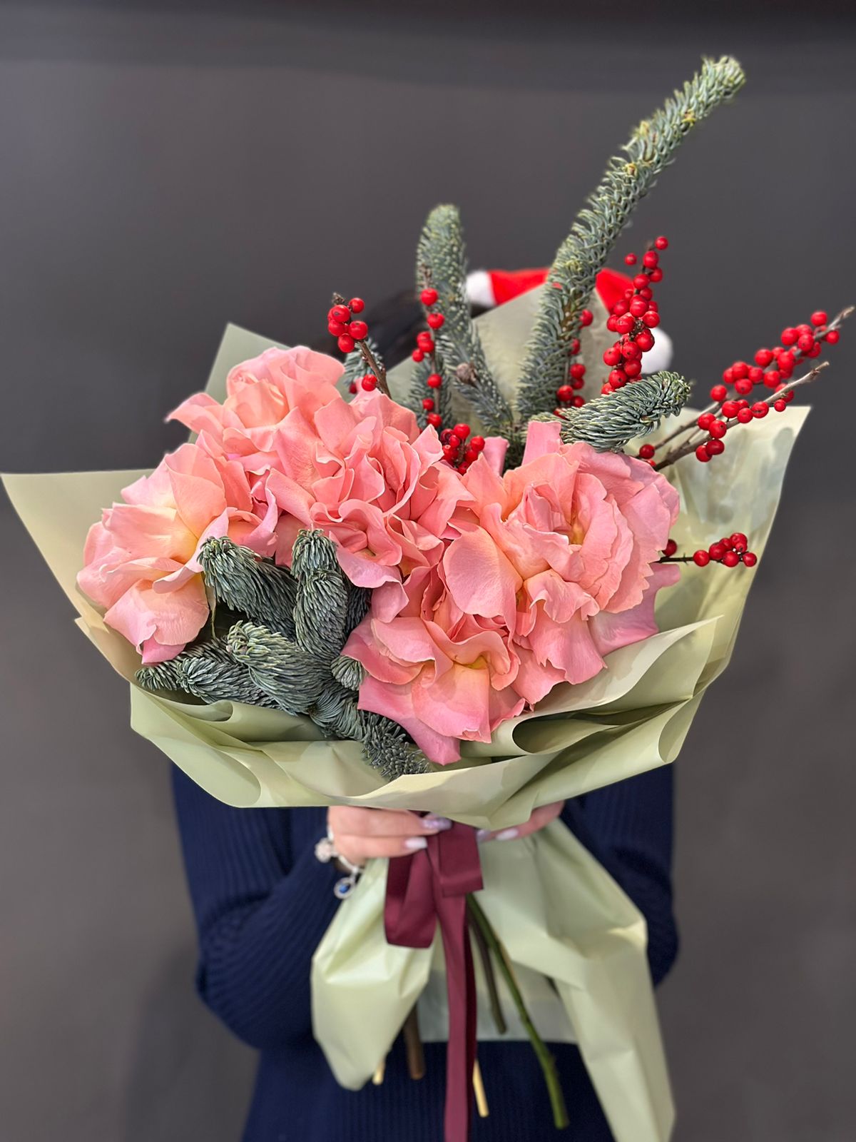 Композиция "Ёлочные радости" с розами, нобилисом и илексом