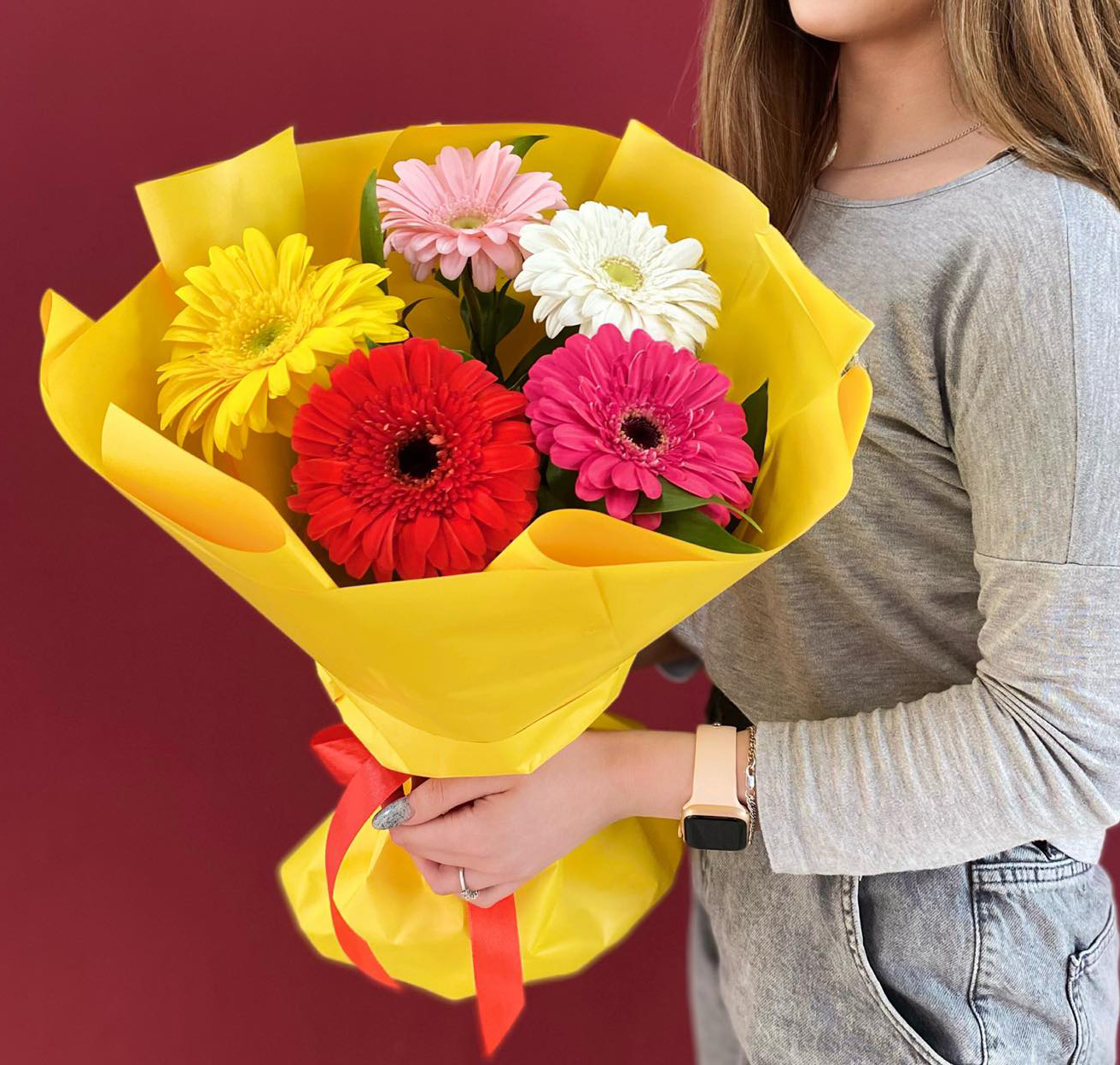 Букет из 5 гербер с рускусом