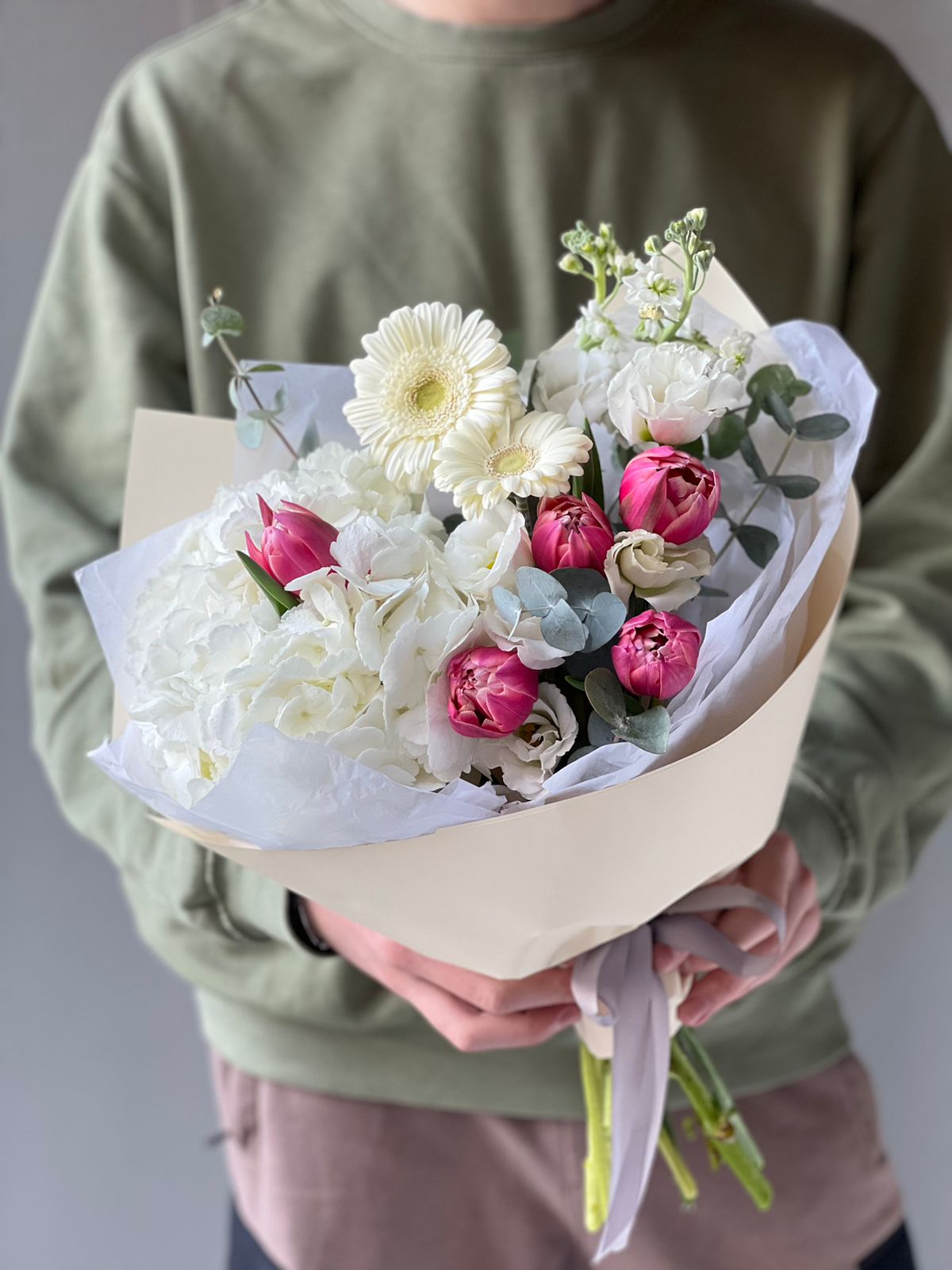 Букет "Самой нежной" из гортензии, гербер, маттиол и тюльпанов