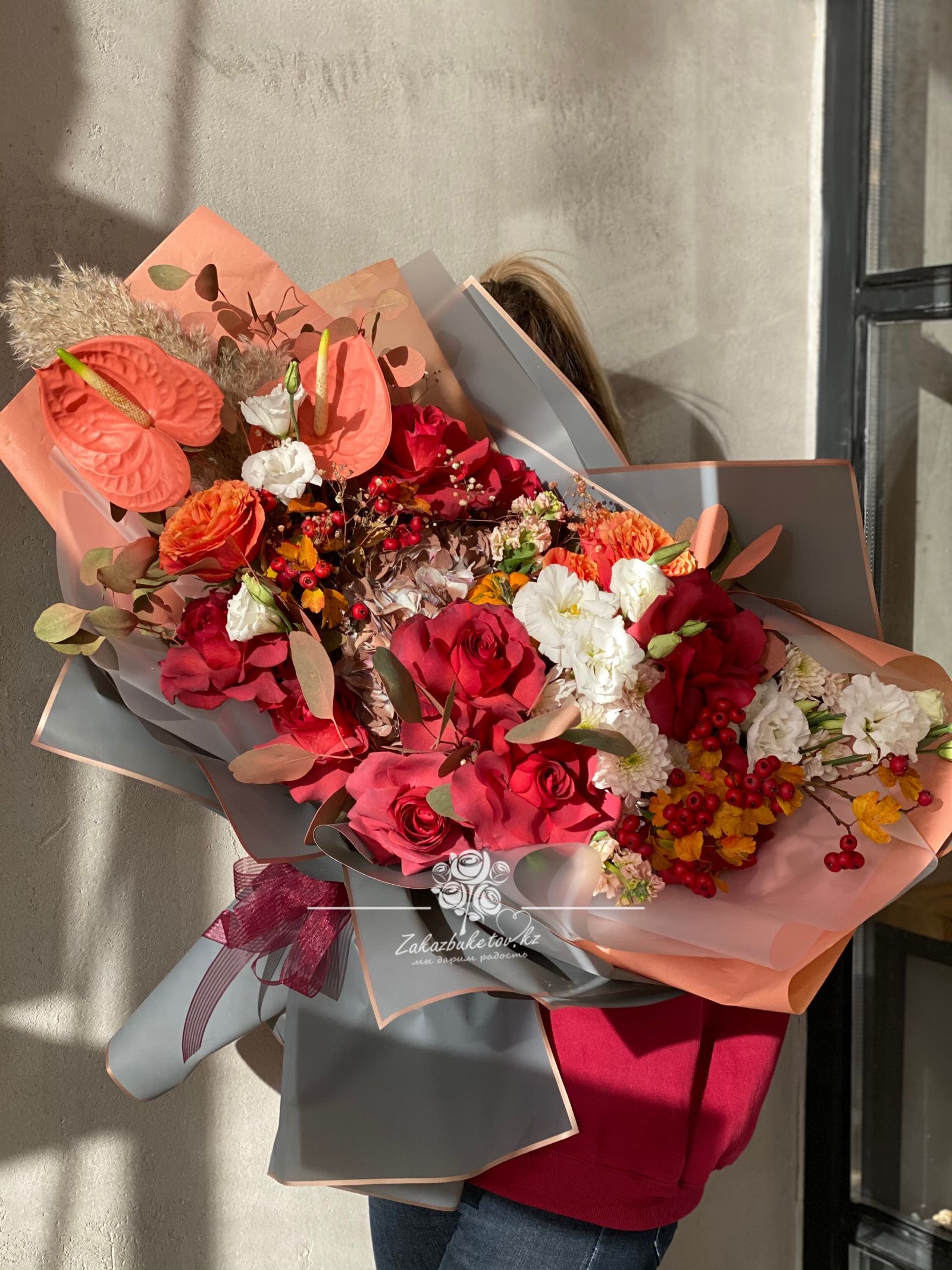 Композиция "Крем-брюле" из роз, хризантем, антуриума и сухоцветов
