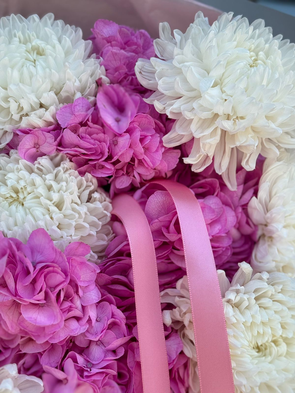 Букет "Севиль" из гортензий и крупных хризантем