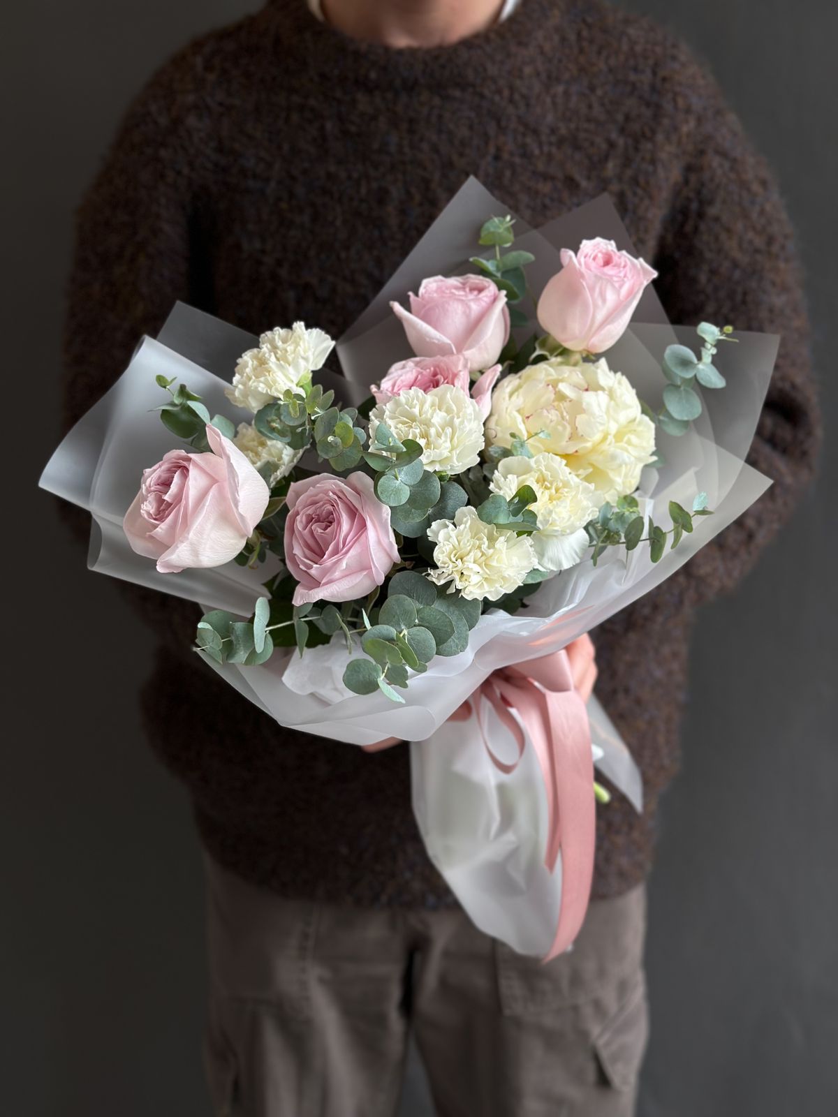 Букет "Tender Rosa" из гвоздик, роз и пиона
