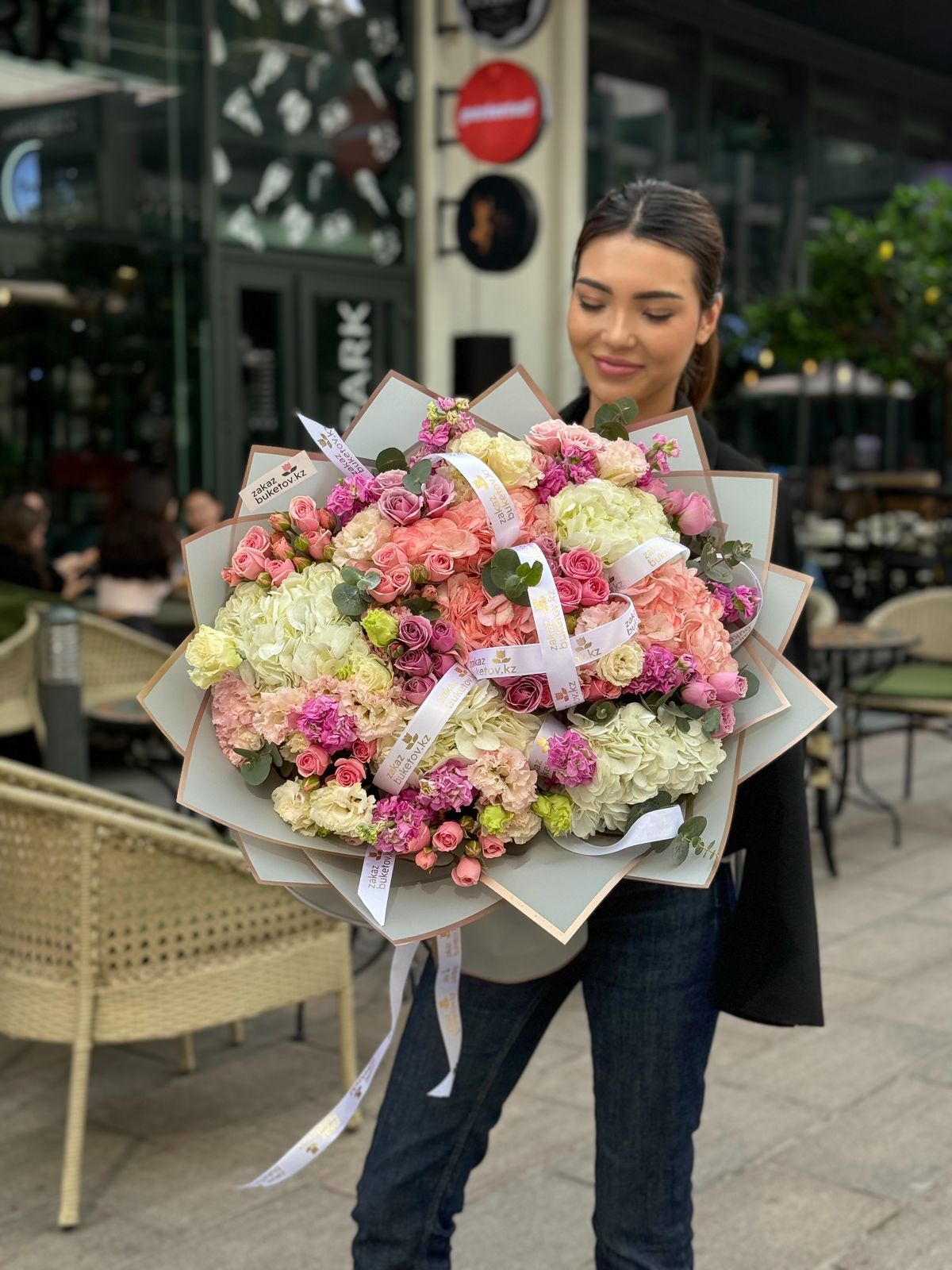 Букет "Сопрано" из гортензий, лизиантусов, маттиолы и спрей роз