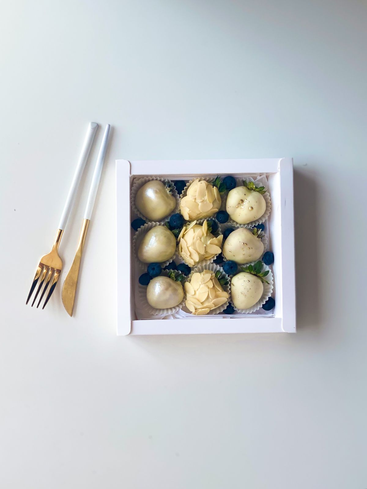 Клубничный бокс "White Light" клубника в белом шоколаде