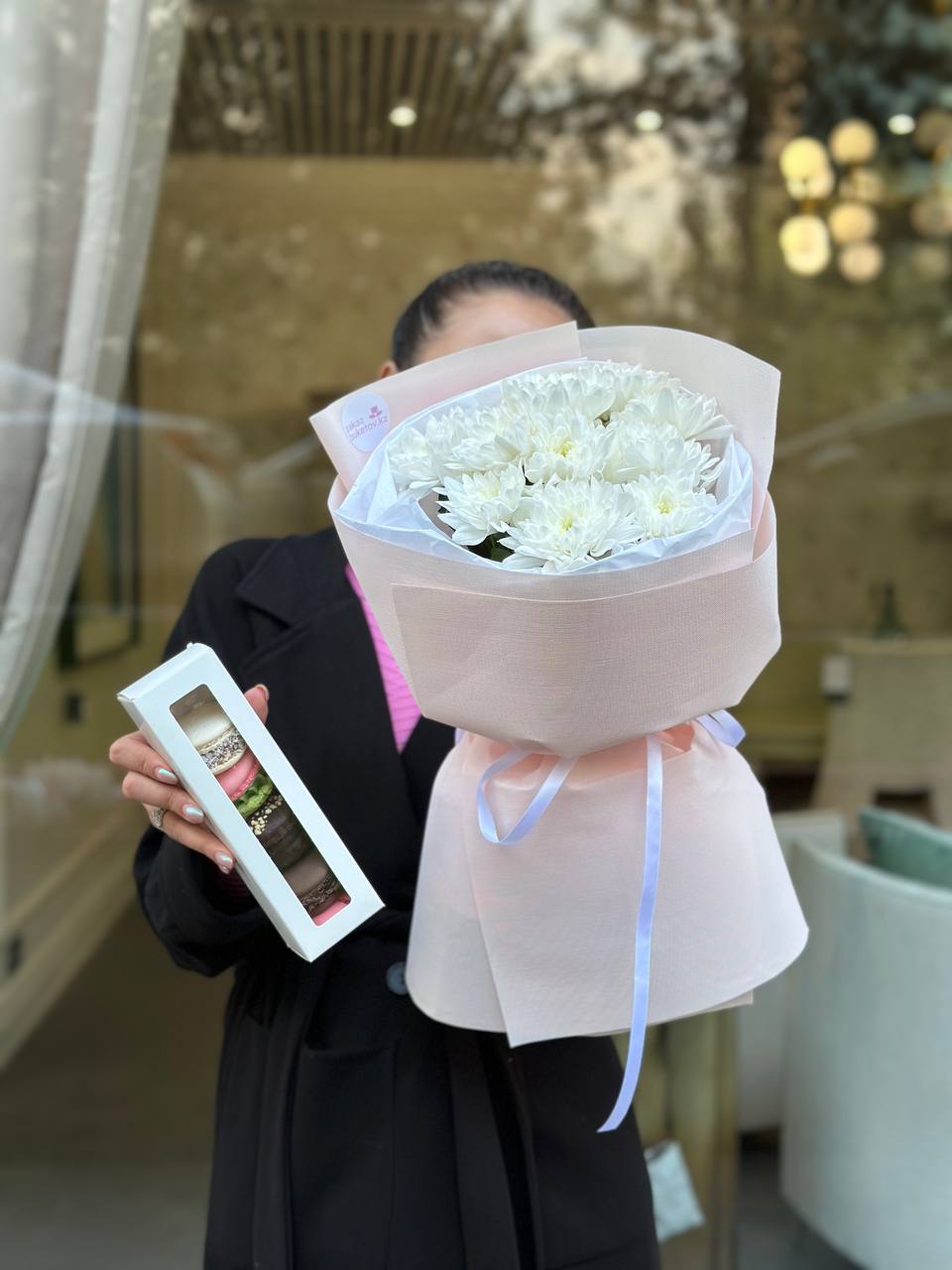 Сет "Макаронс + хризантема" моно букет хризантем и коробочка макаронс