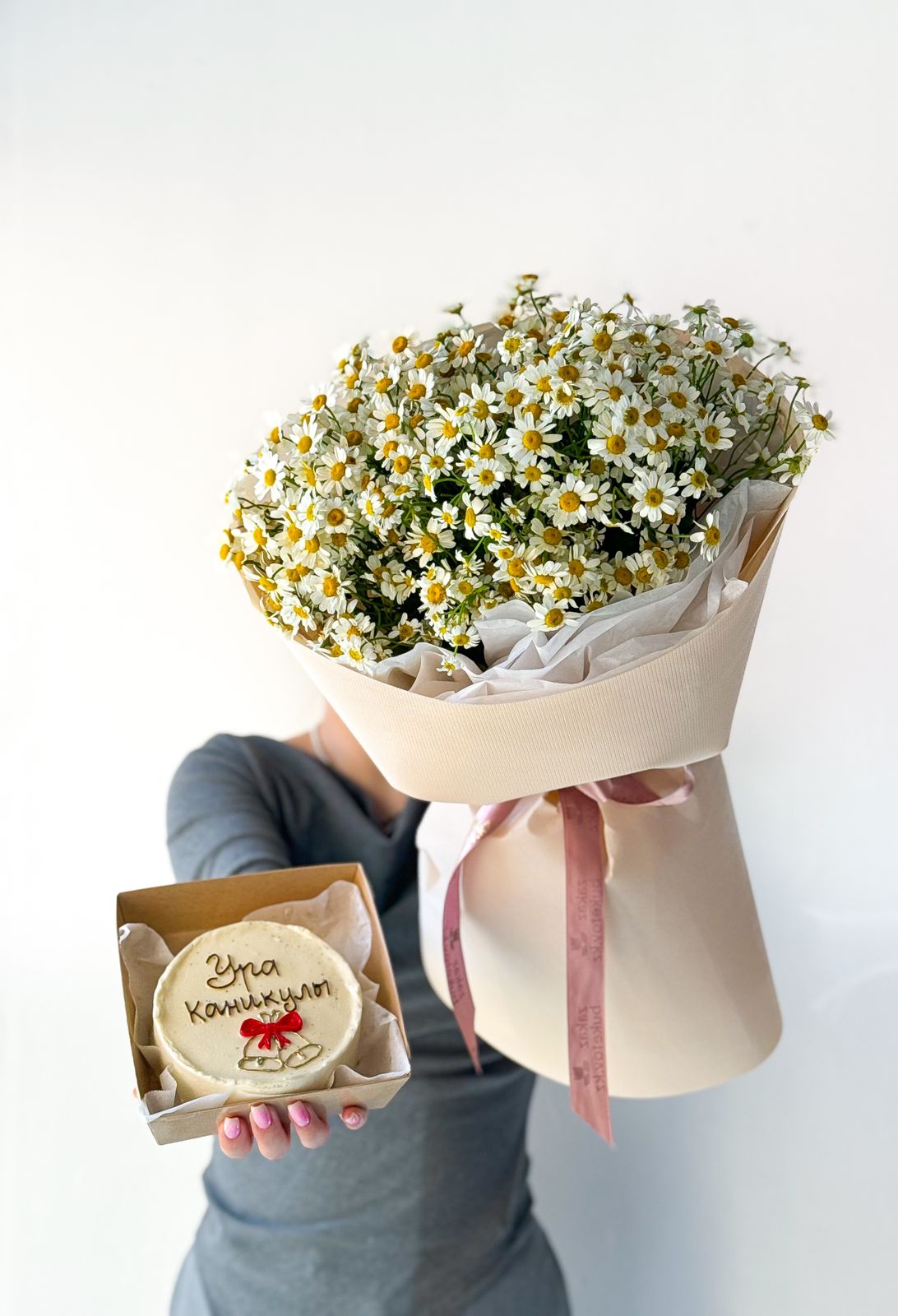 Сет "Ура каникулы" букет из ромашек и бенто тортик