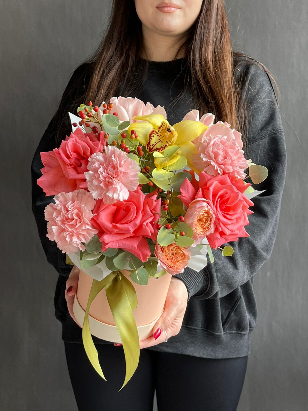 Композиция "Jewel Box" из гвоздик, роз и орхидей в коробке