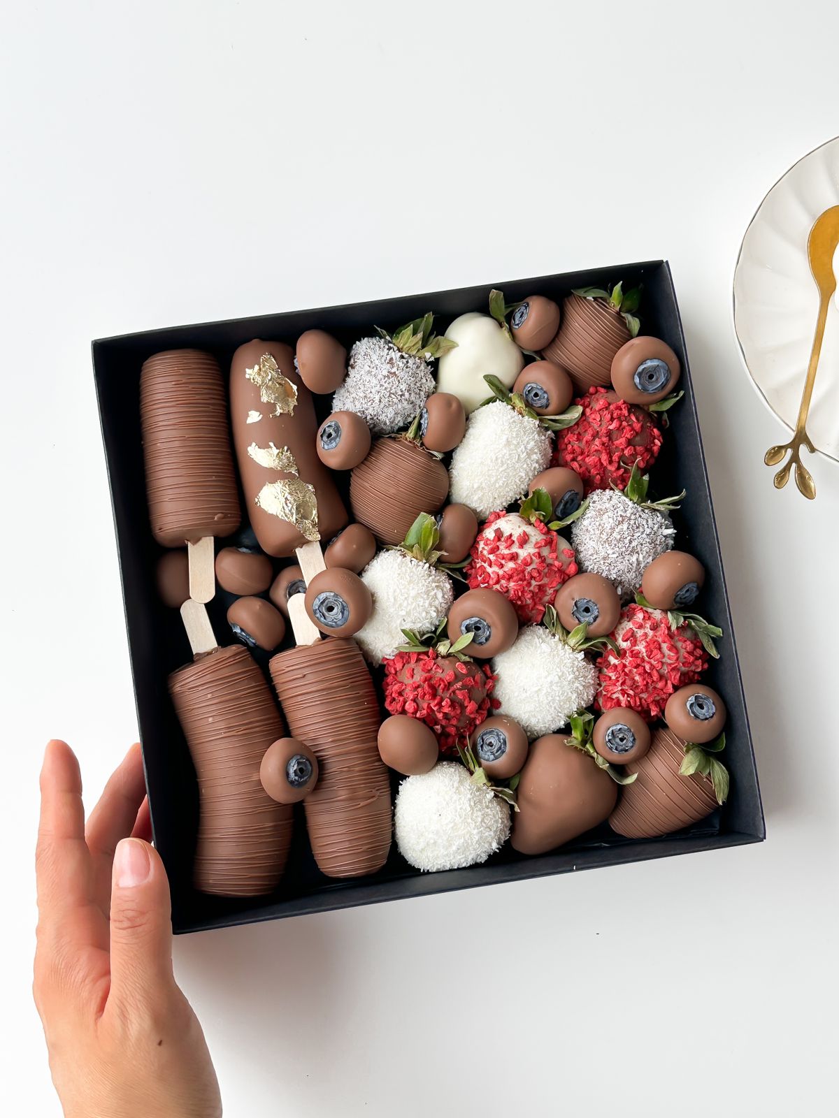 Фруктовый бокс "Коктейль вкуса" из клубники, голубики и бананов в шоколаде