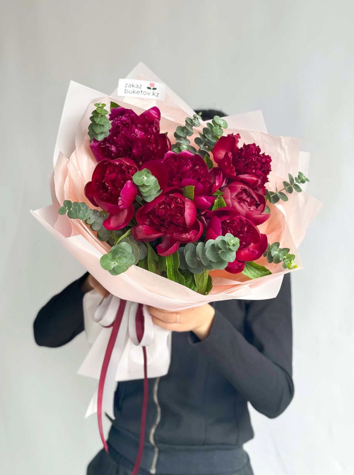 Букет "Пленительная красота" из пионов и эвкалипта