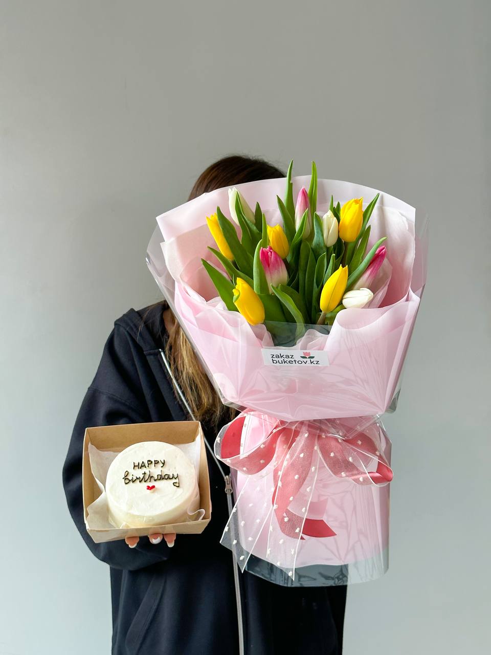 Сет "Весенний вечер" моно букет из тюльпанов и бенто тортик